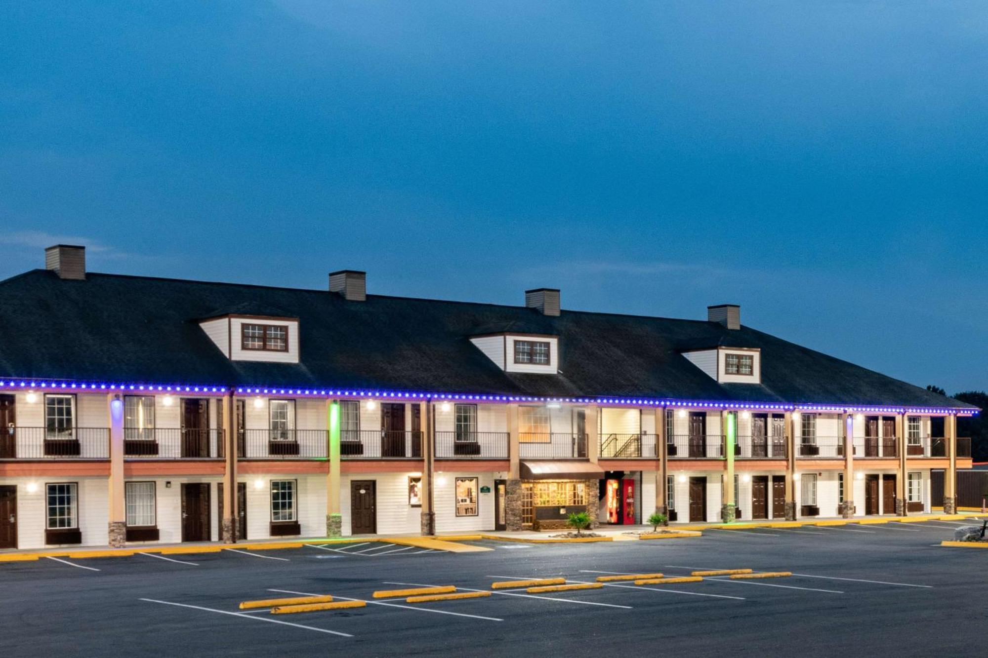 Baymont By Wyndham Commerce Ga Near Tanger Outlets Mall Buitenkant foto