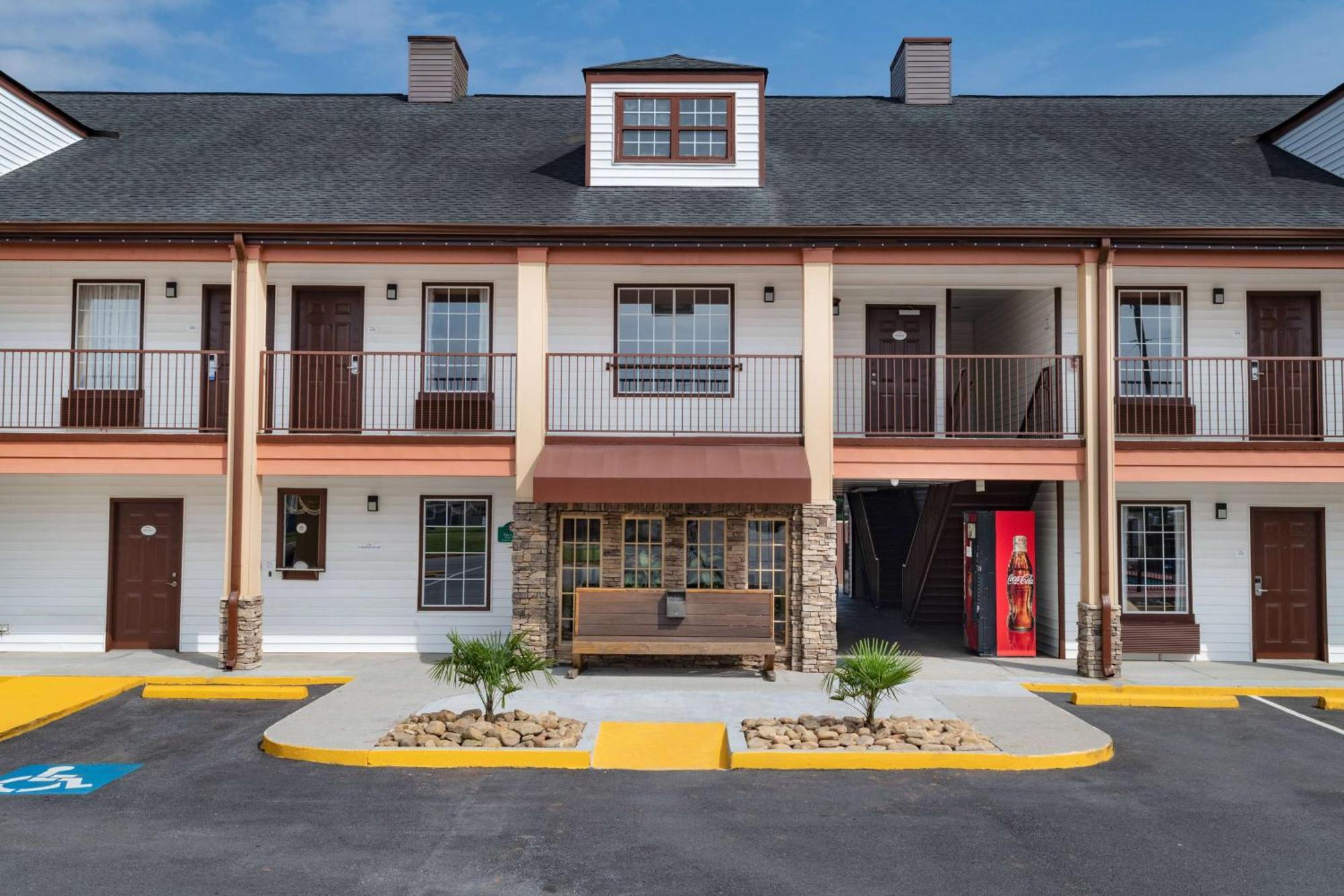 Baymont By Wyndham Commerce Ga Near Tanger Outlets Mall Buitenkant foto