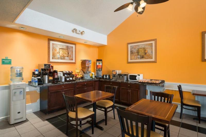 Baymont By Wyndham Commerce Ga Near Tanger Outlets Mall Buitenkant foto